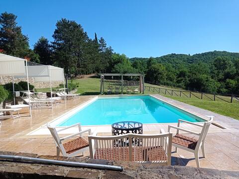 Villa in Tuscany with heated pool and park