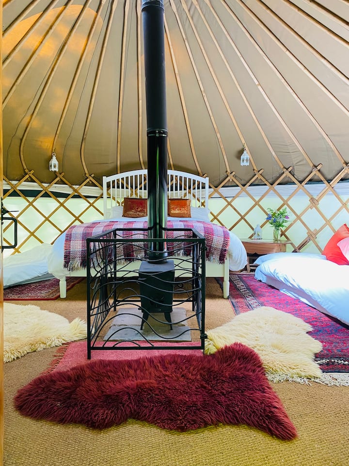 Veliki bračni krevet, tepisi od ovčje kože, svjetiljke, cvijeće i peć na drva.  Plus jednostruki madraci na razini poda, što znači da Valley može udobno spavati 5 osoba, ali je i odličan romantični prostor za par. 