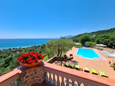 Indipendent apartment - pool, parking and sea view