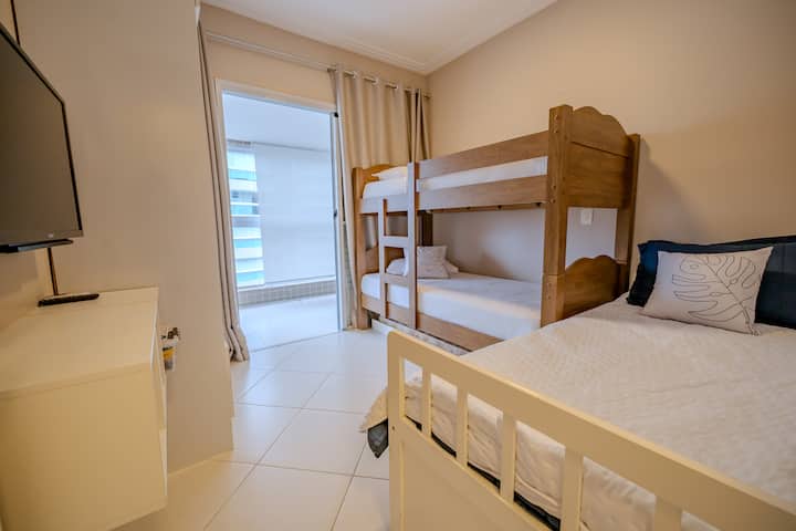 Спална соба со кревет на спрат, единечен кревет и дополнителен душек (под).