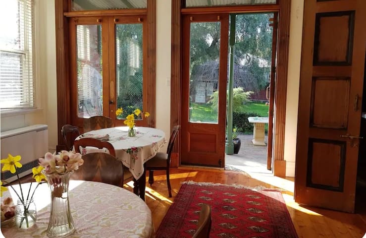 A Heritage Apartment near the Yarraville Village