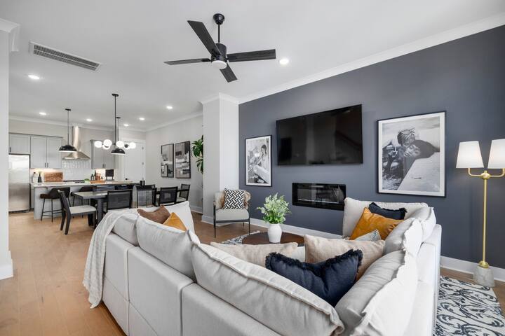 The Howdy House: Rooftop Deck gallery image 4