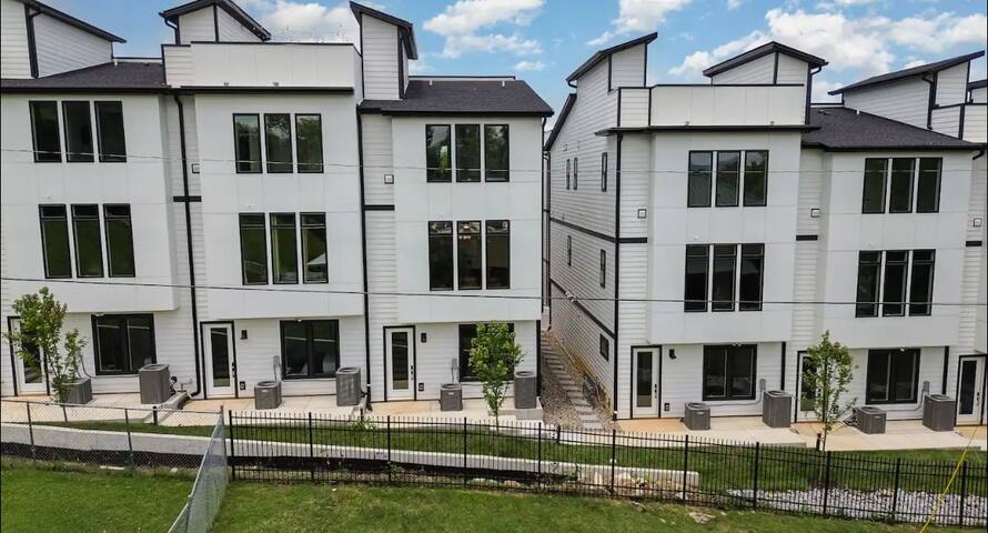 The Howdy House: Rooftop Deck gallery image 3