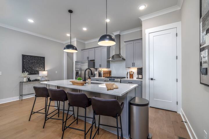 The Howdy House: Rooftop Deck gallery image 5