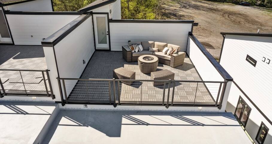 The Howdy House: Rooftop Deck gallery image 2