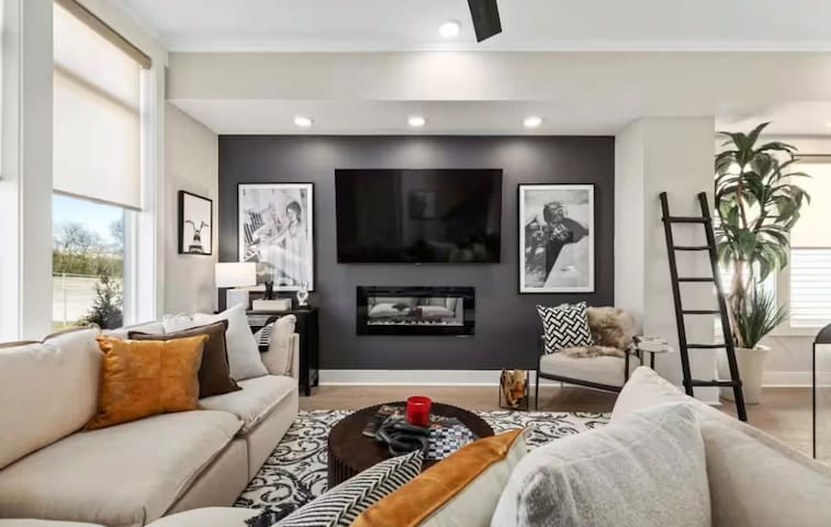 The Howdy House: Rooftop Deck