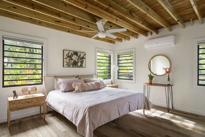 Hoofdslaapkamer met kingsize bed