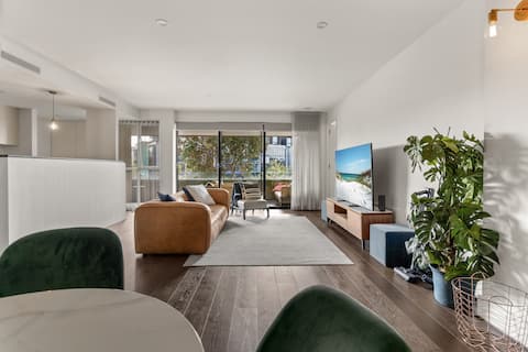 Lux Lake Views | 5 Beds | 2 Cars | BBQ | Smart TV