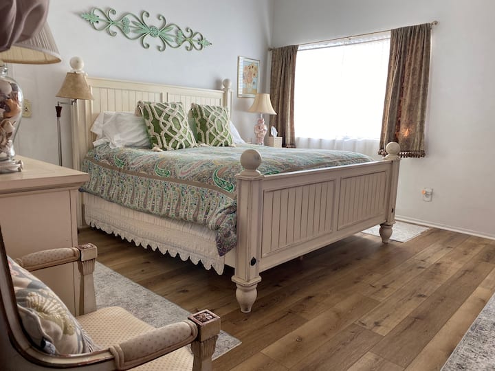 Მთავარ საძინებელში არის დიდი ზომის საწოლი, ტელევიზორი, ორი დიდი ფანჯარა და ლამაზი, კომფორტული თეთრეული. Კარადაში დგას რულონური საწოლი და მისაღებ ოთახში გამოსაყენებელი ლეიბი.