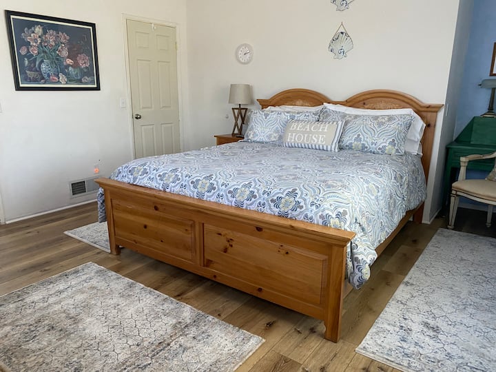 Სტუმრების საძინებელში არის დიდი ზომის საწოლი, ტელევიზორი და სახლის გემოვნებიანი ავეჯი. Კარადაში დგას რულონური საწოლი.