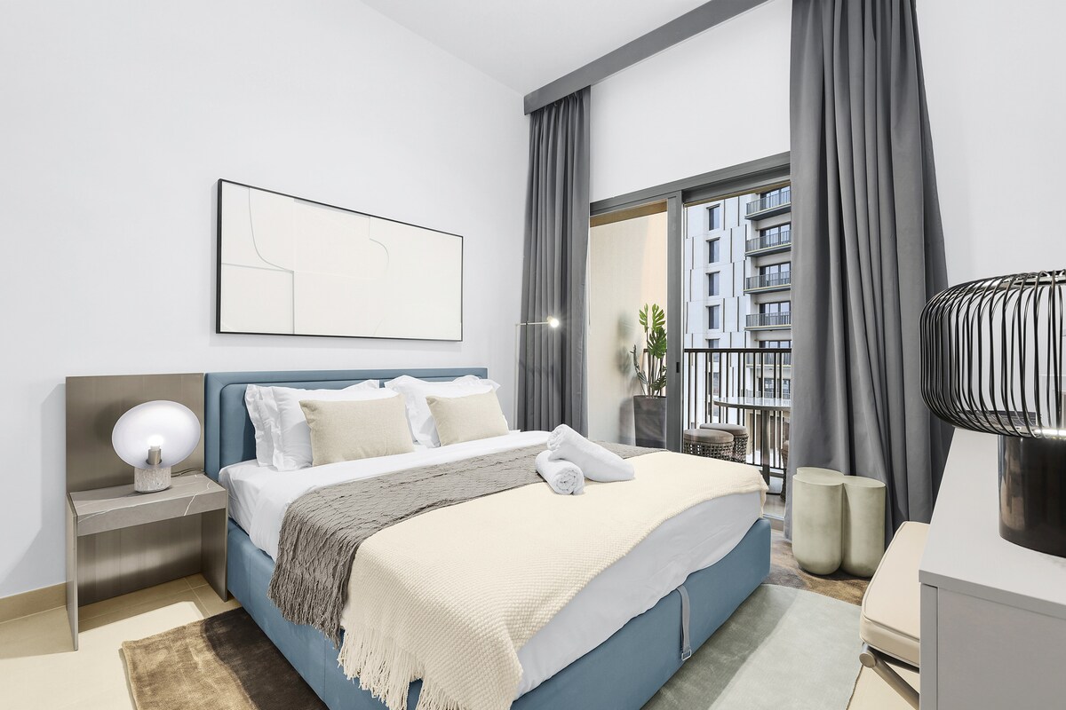 Tërheqja në dhomën e gjumit: Relaksohu në stil me shtroja prej pelushi dhe pamje nga ballkoni për pushimet e tua përfundimtare!