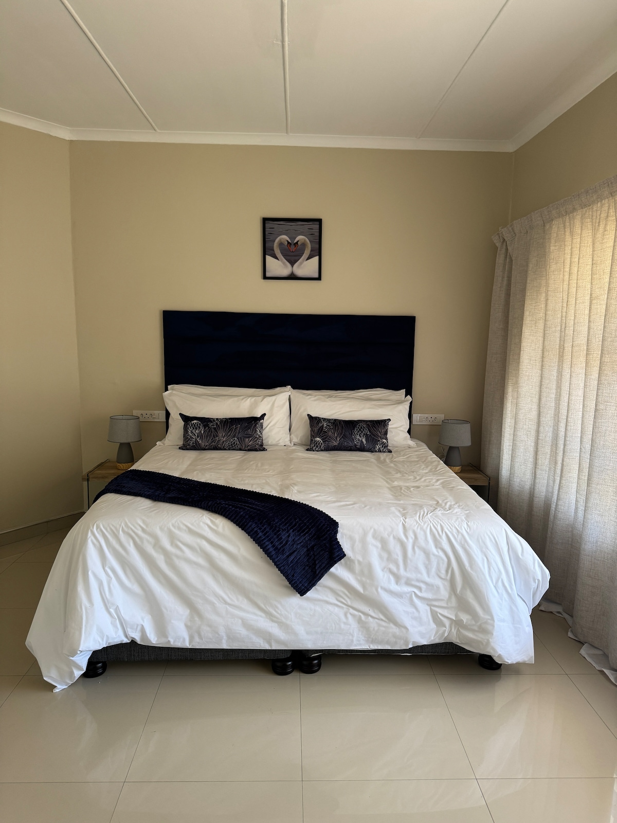 Bedroom 1 – King Bed