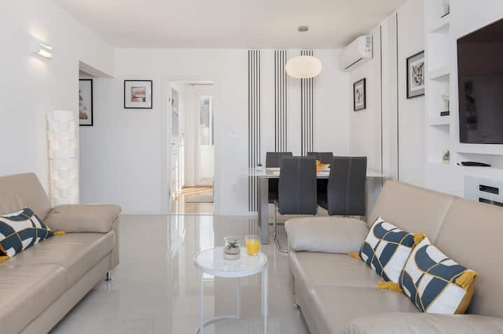New Central Located Apartment  Sky,private Parking - Makarska