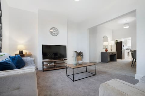 Perfect for Contractors & Large Groups w/FREE WIFI