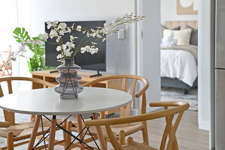 Chic 2-Bed Apt with stunning Mountain Views gallery image 3