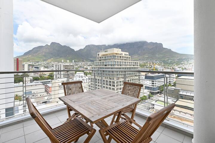 Chic 2-Bed Apt with stunning Mountain Views gallery image 2