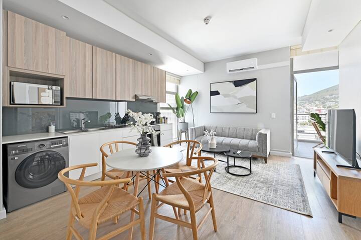 Chic 2-Bed Apt with stunning Mountain Views gallery image 4