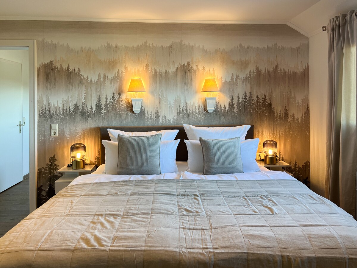 El dormitorio está equipado con una cómoda cama de somier (180 x 200 cm), lo que garantiza un buen sueño nocturno y una noche de sueño agradable.