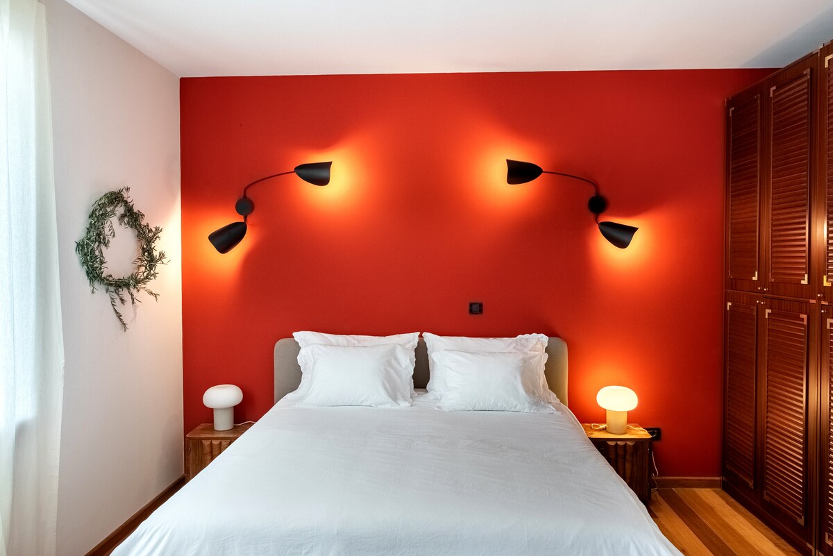 غرفة نوم واحدة مجهزة بسرير مزدوج كبير، وفراش قطني، وخزانة ملابس كبيرة بثلاثة أجنحة