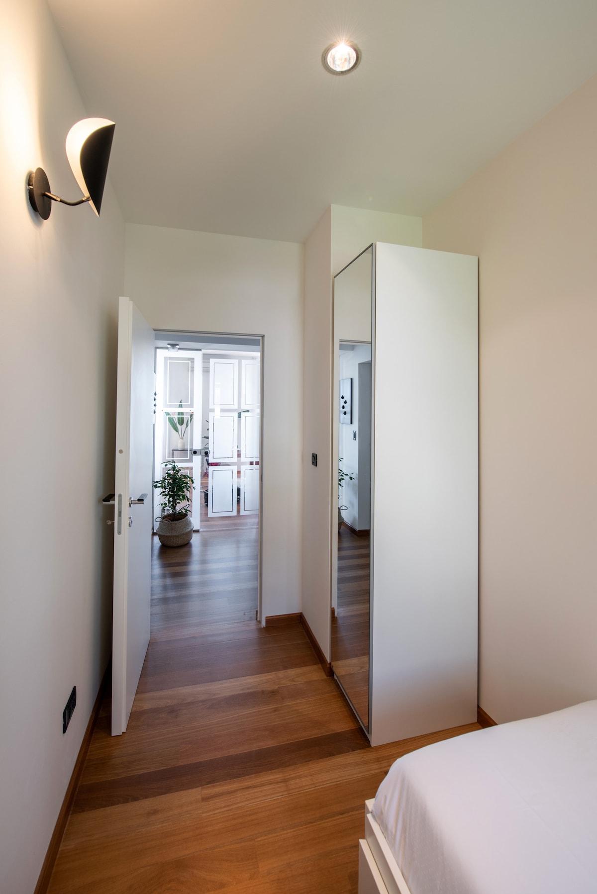 غرفة نوم ثلاثة خزانة ملابس ومدخل إلى الرواق