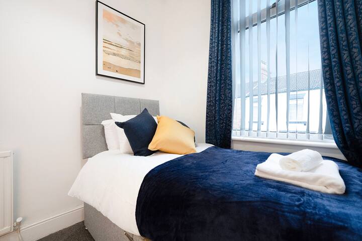 Во спалната соба 4 има удобен единечен кревет со доволно простор за складирање. 