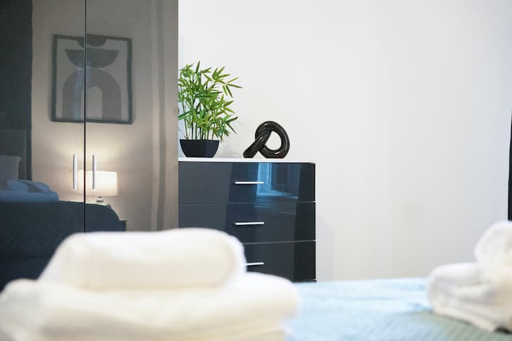 Во спалната соба 1 има удобен двоен кревет со доволно простор за складирање. 