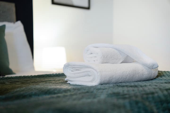 Во спалната соба 2 има удобен двоен кревет со доволно простор за складирање. 