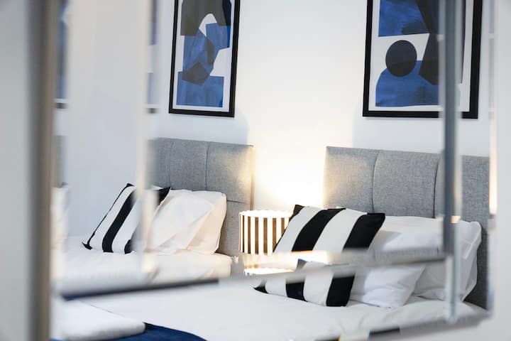 Третата спална соба има удобен кревет со два единечни кревета со доволно простор за складирање. 