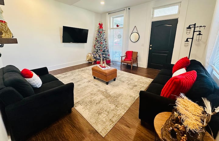 "Holly Jolly Historic Home”–where Its Always Xmas! - Hamilton