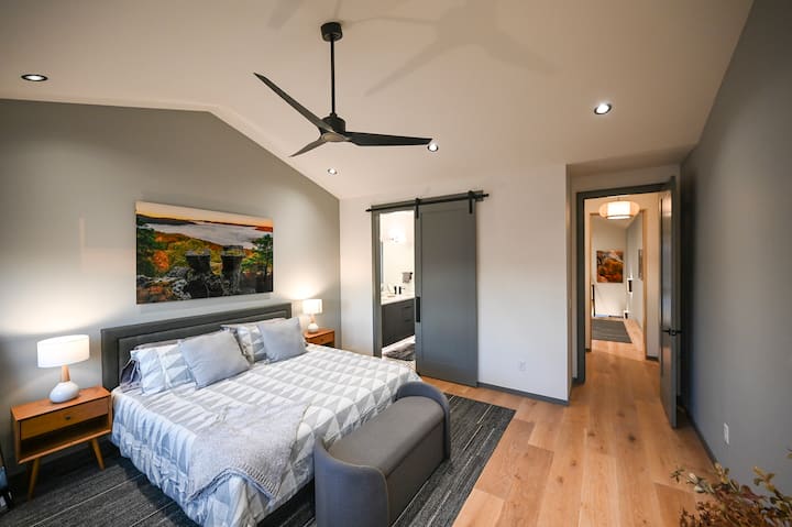 Dhomë gjumi kryesore në katin e dytë me krevat dopio "King"