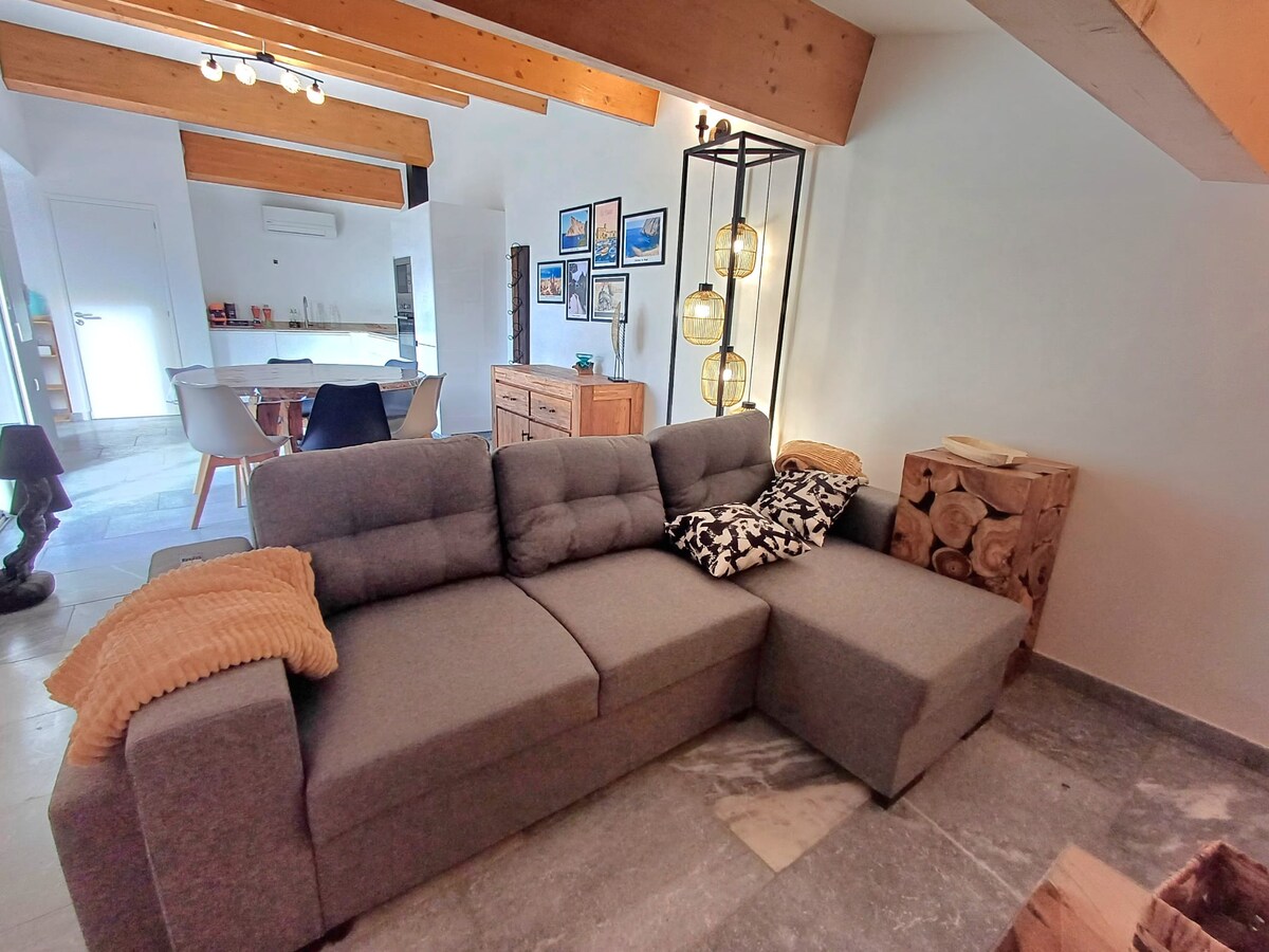 Successful Airbnb property: charming house under roof, not overlooked sea view in La Ciotat