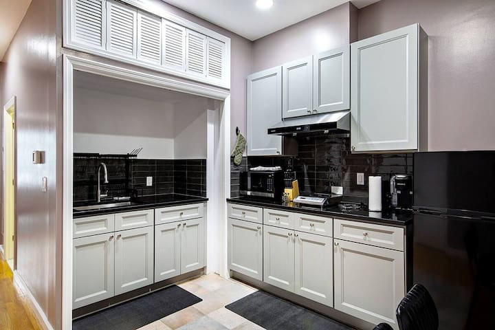 Cozy APT in Hell’s Kitchen gallery image 2