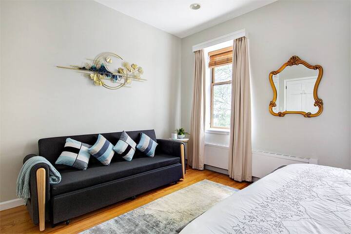 Cozy APT in Hell’s Kitchen gallery image 3