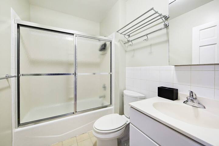 Cozy APT in Hell’s Kitchen gallery image 4