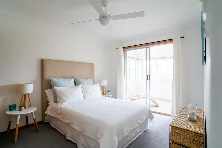 Camera matrimoniale grande al piano superiore con accesso alla terrazza