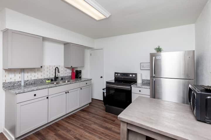 3-bedroom Near Downtown W/ Backyard, Pet Friendly! - Des Moines, IA
