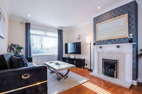 Top performing Airbnb: 3 Bedroom House With Driveway Close to Man Airport in Ringway