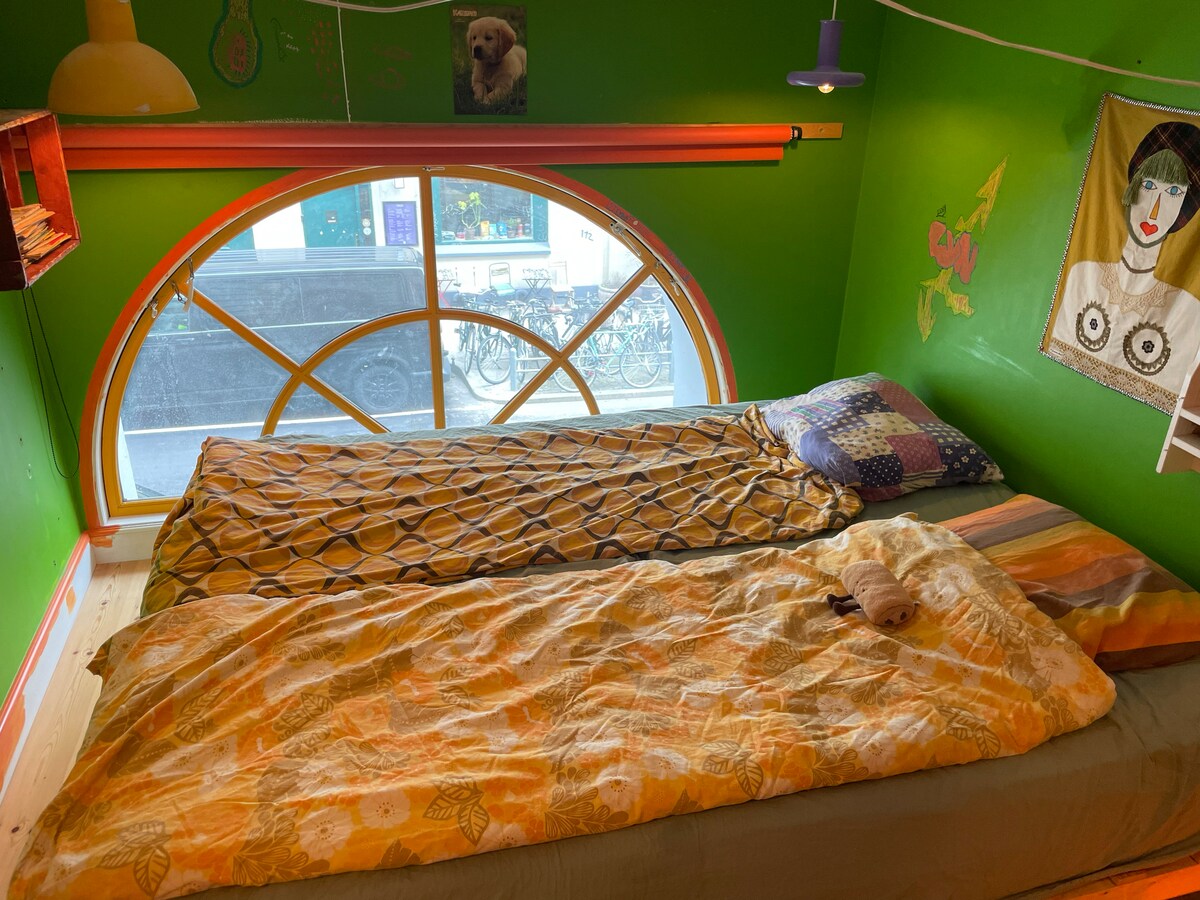 ห้องนอน 1: เตียงคู่ 1 หลังขนาด 140x200 ซม.

นี่เป็นห้องเดียวที่มีเตียงใหญ่

เรามีที่นอนเสริม 1 หลังขนาด 90x200 ซม. ในอพาร์ทเมนท์ซึ่งสามารถวางได้ทุกที่ที่คุณต้องการ