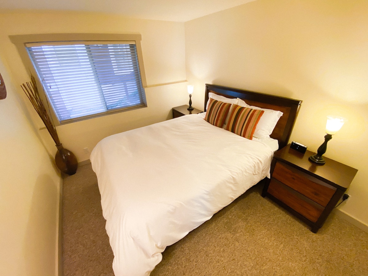 Slaapkamer met queensize bed en een volledige kast