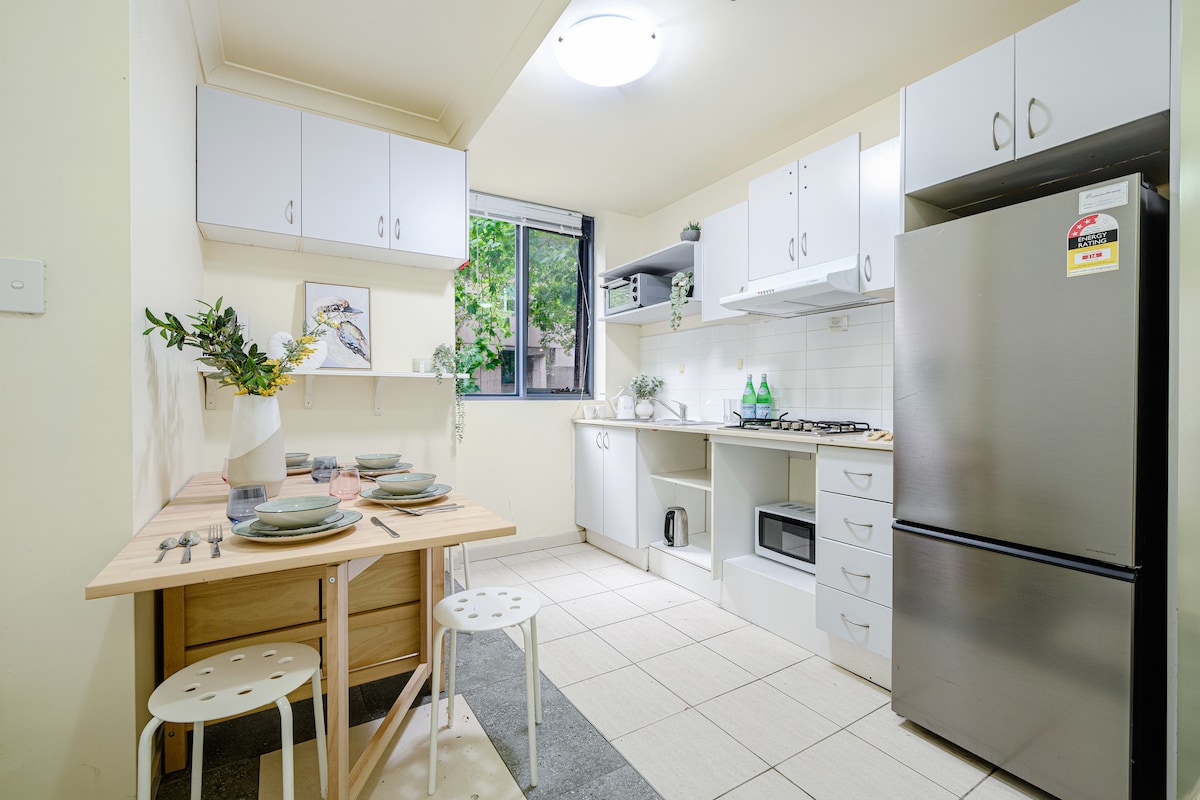 Popular Airbnb listing: CBD 3br apt for 8 guests near Train & Shopping in Ultimo