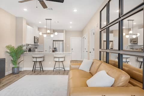 Top Airbnb: Luxury Heights Stay | King Bed + Free Parking in Acres Home