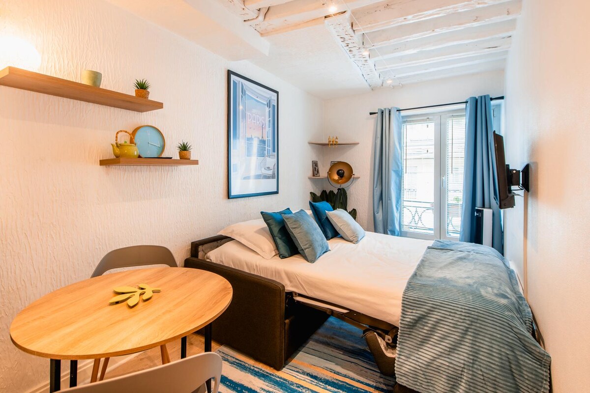 تتحول الأريكة إلى سرير مزدوج ويمكن طيها لهذا اليوم. يتم توفير أغطية السرير.