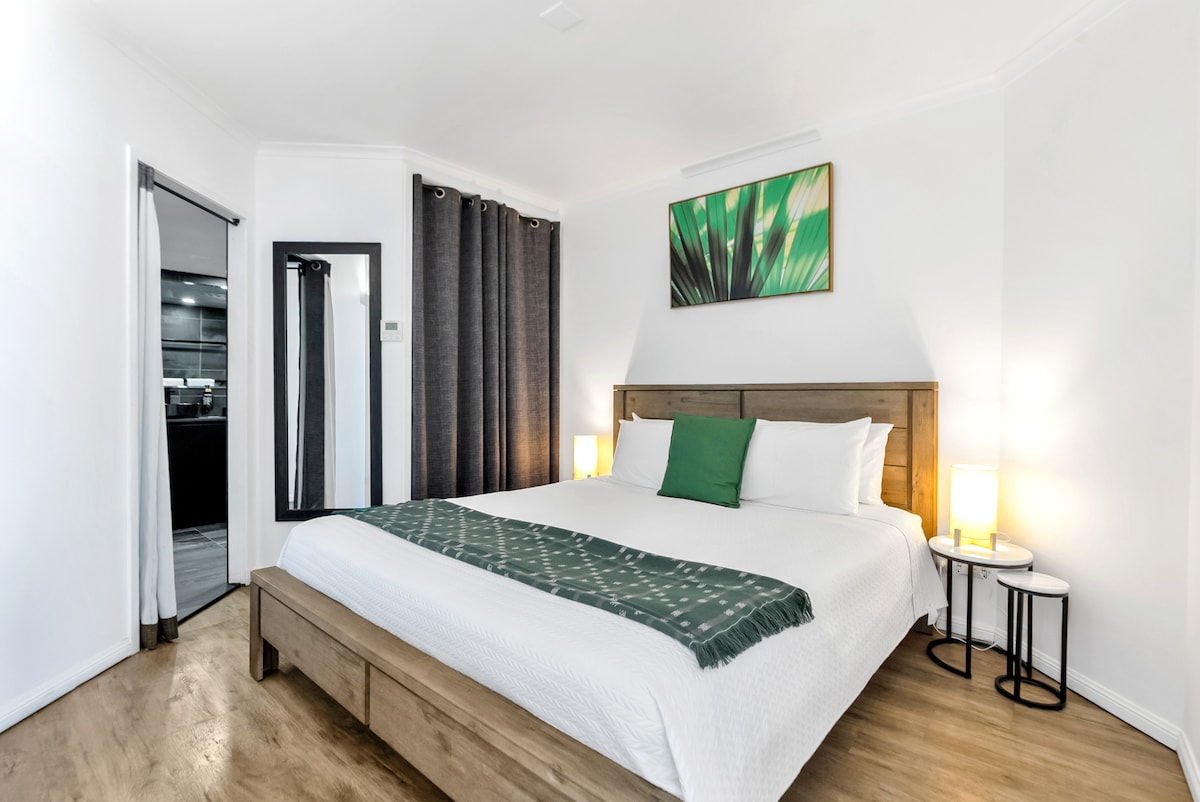 ตื่นขึ้นมาด้วยความสดชื่นในห้องนอนที่น่าอยู่มาพร้อมกับเตียงคิงไซส์ที่สะดวกสบายและการตกแต่งที่เก๋ไก๋