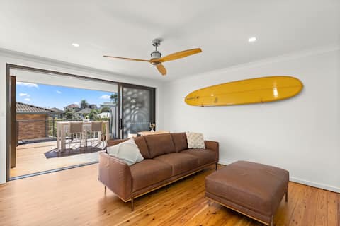 Successful Airbnb property: Sunny and quiet hideaway close to beach and cafes in Newcastle
