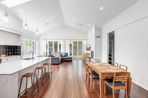 Effortless Elegance & Charm!