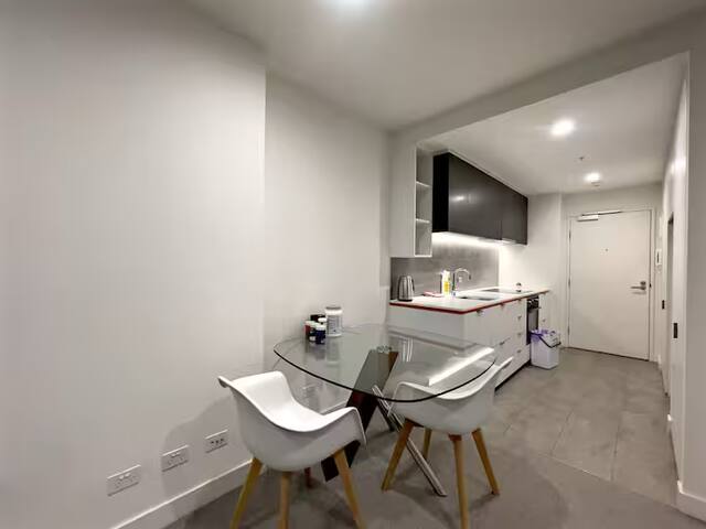 Entire COZY APT in Melbourne CBD 2Beds2B gallery image 4