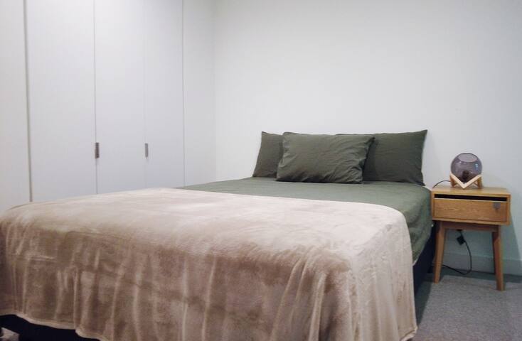 Entire COZY APT in Melbourne CBD 2Beds2B gallery image 2