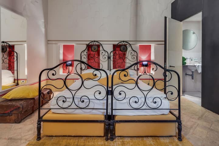 la camera ha il secondo bagno 
בחדר יש חדר רחצה פרטי עם מקלחת 