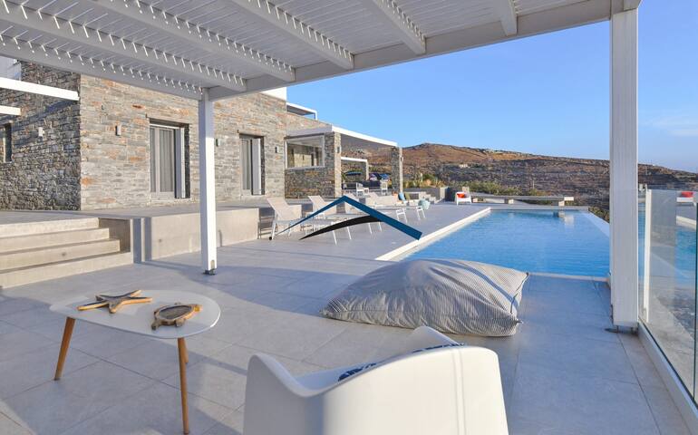 Luxurious villa with a large pool and sea view gallery image 5