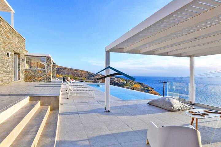Luxurious villa with a large pool and sea view gallery image 4